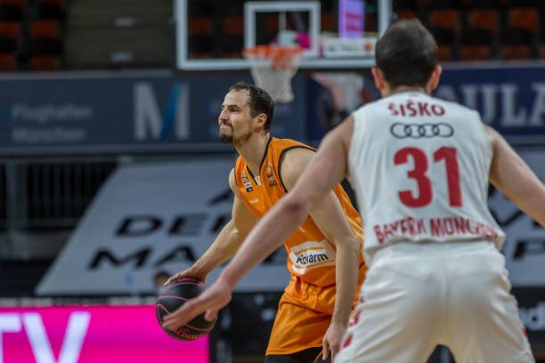 坚持进攻足 坚持进攻足